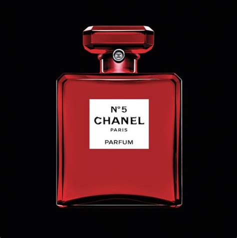 Profumo Chanel N 5 la boccetta diventa rossa 